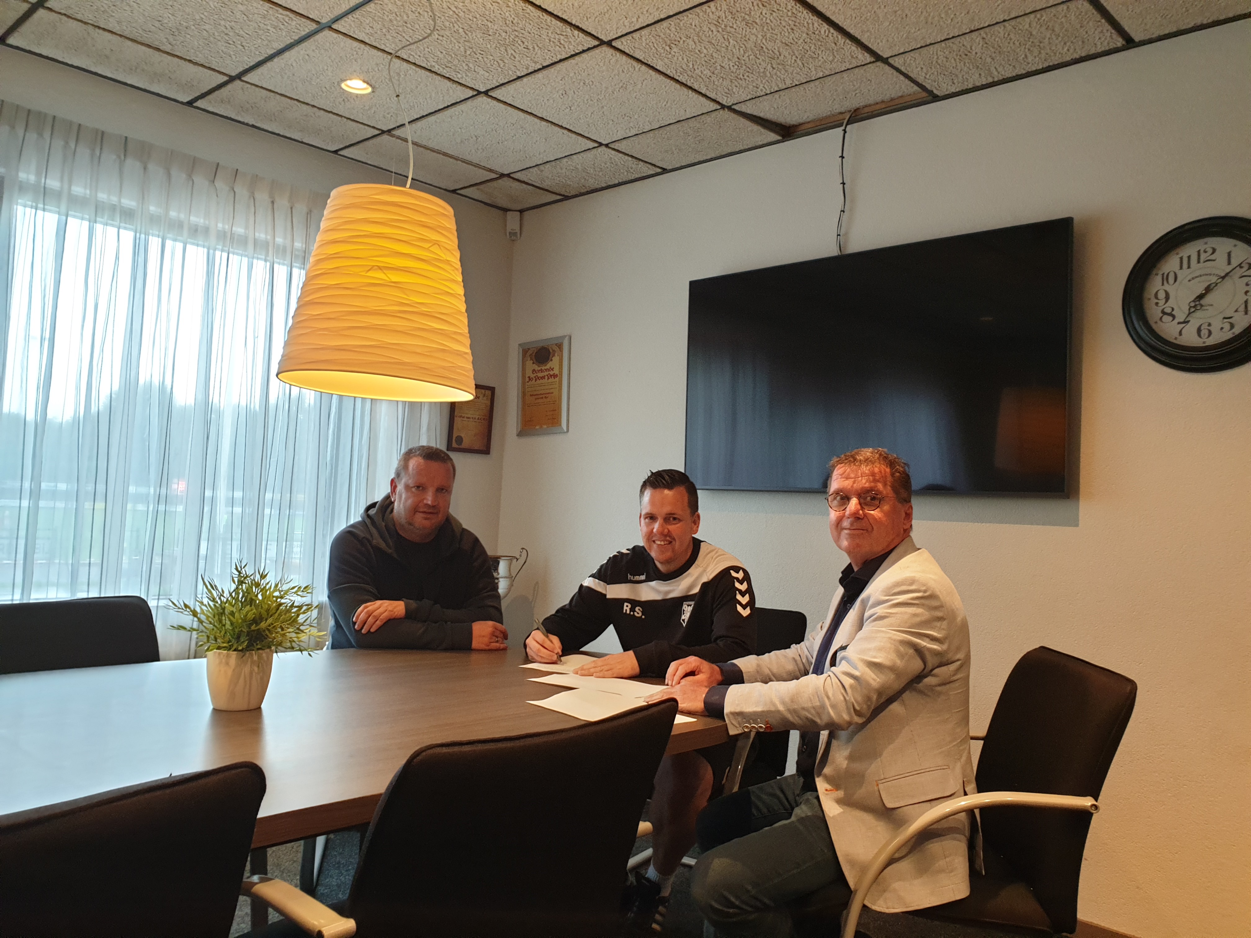 Trainer Remon van Schoonhoven verlengt nu al bij KCVO