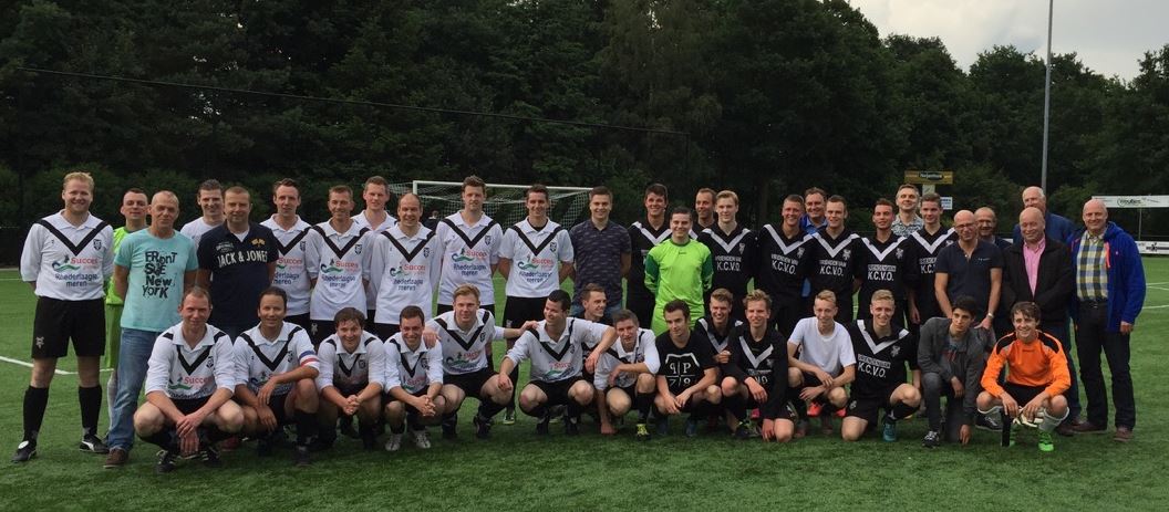 v.v. KCVO bedankt Marcel Leerkes voor 16 jaar A-junioren trainerschap