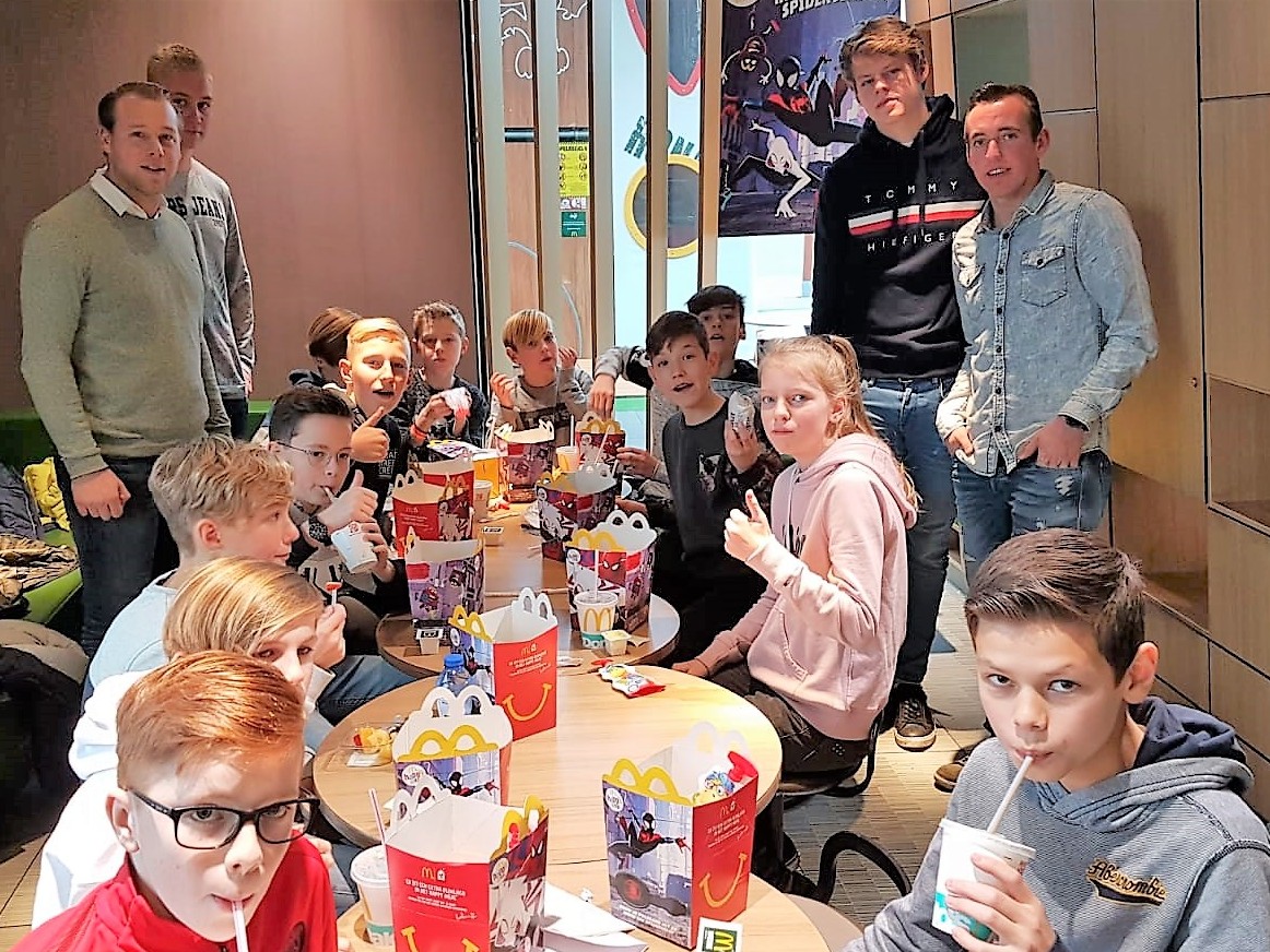 Onze JO13-1 verwend tijdens teamuitje