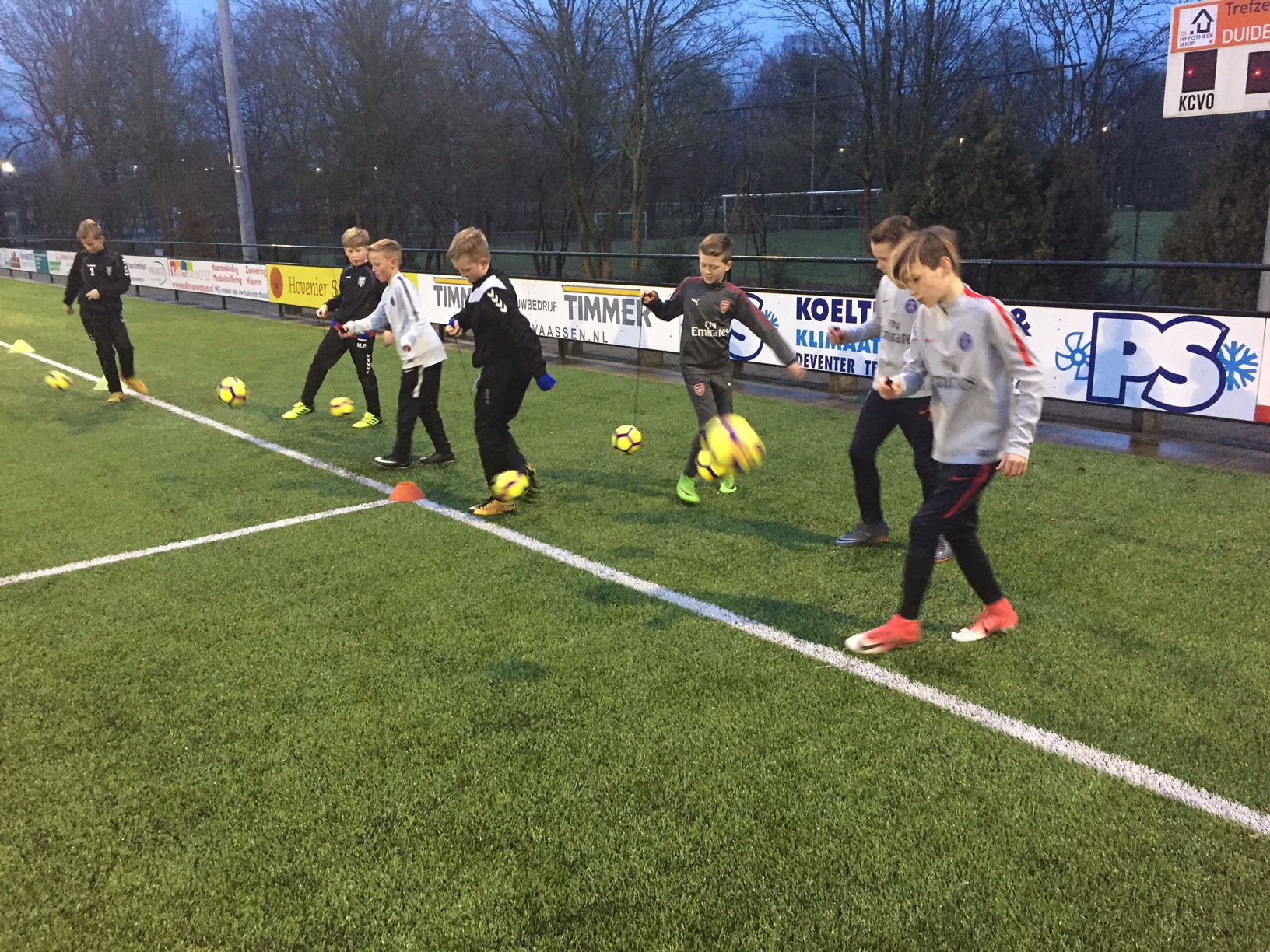 Voetbalschool traint met de "minisoccerbal"