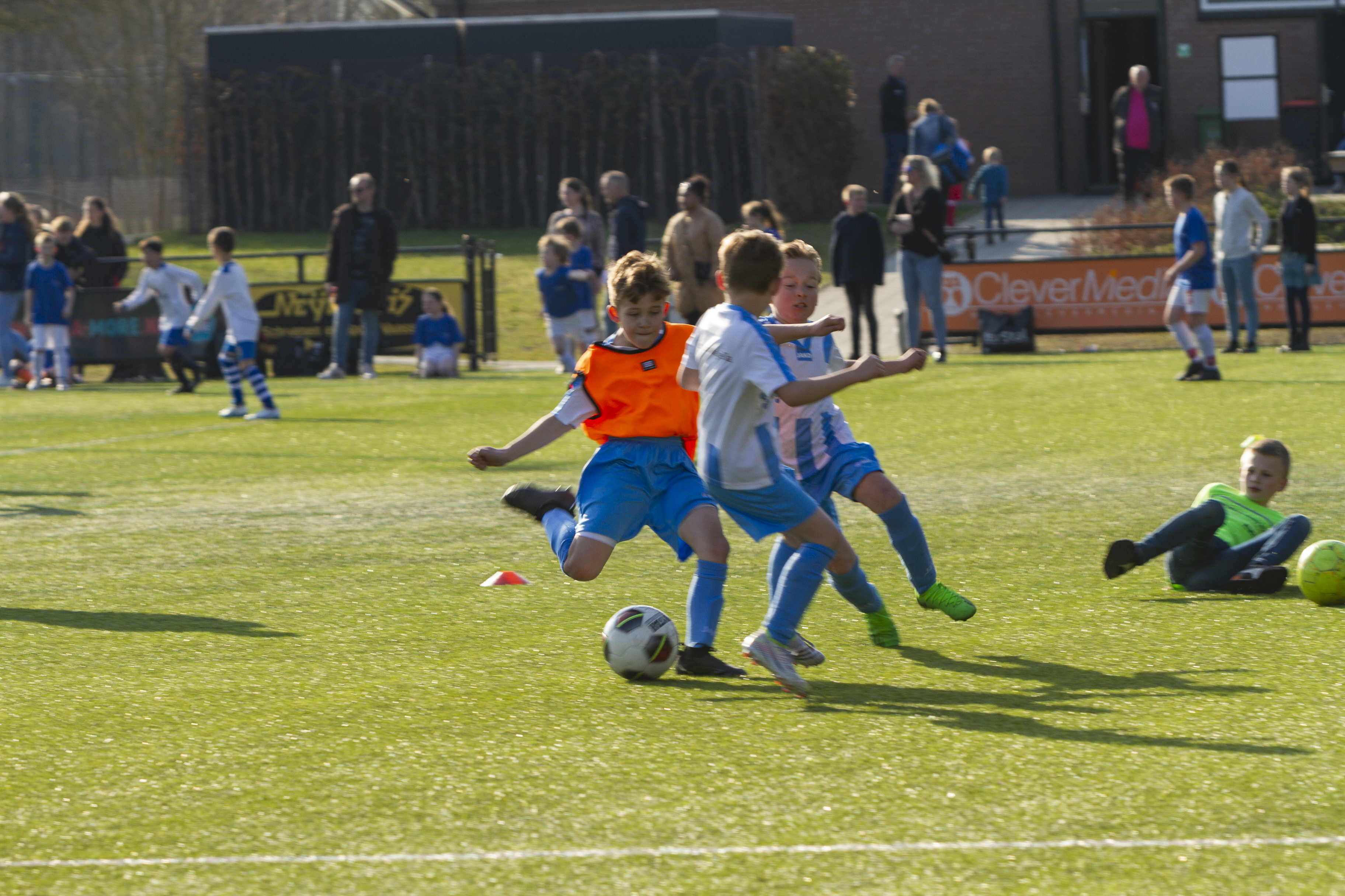 Schoolvoetbal, gr. 5 en 6, bij KCVO