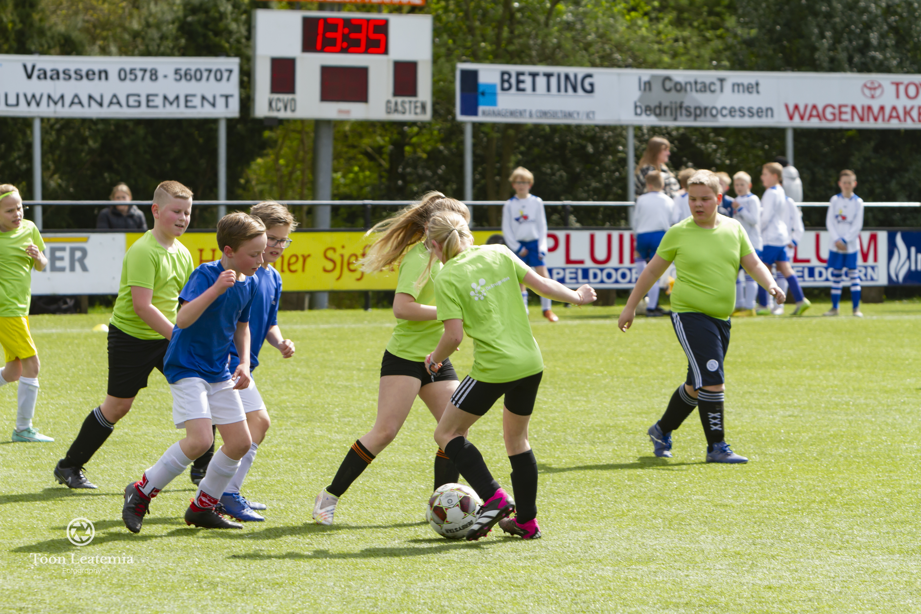 Schoolvoetbal Poule C, jongens en meisjes uit de groepen 5 en 6, bij KCVO