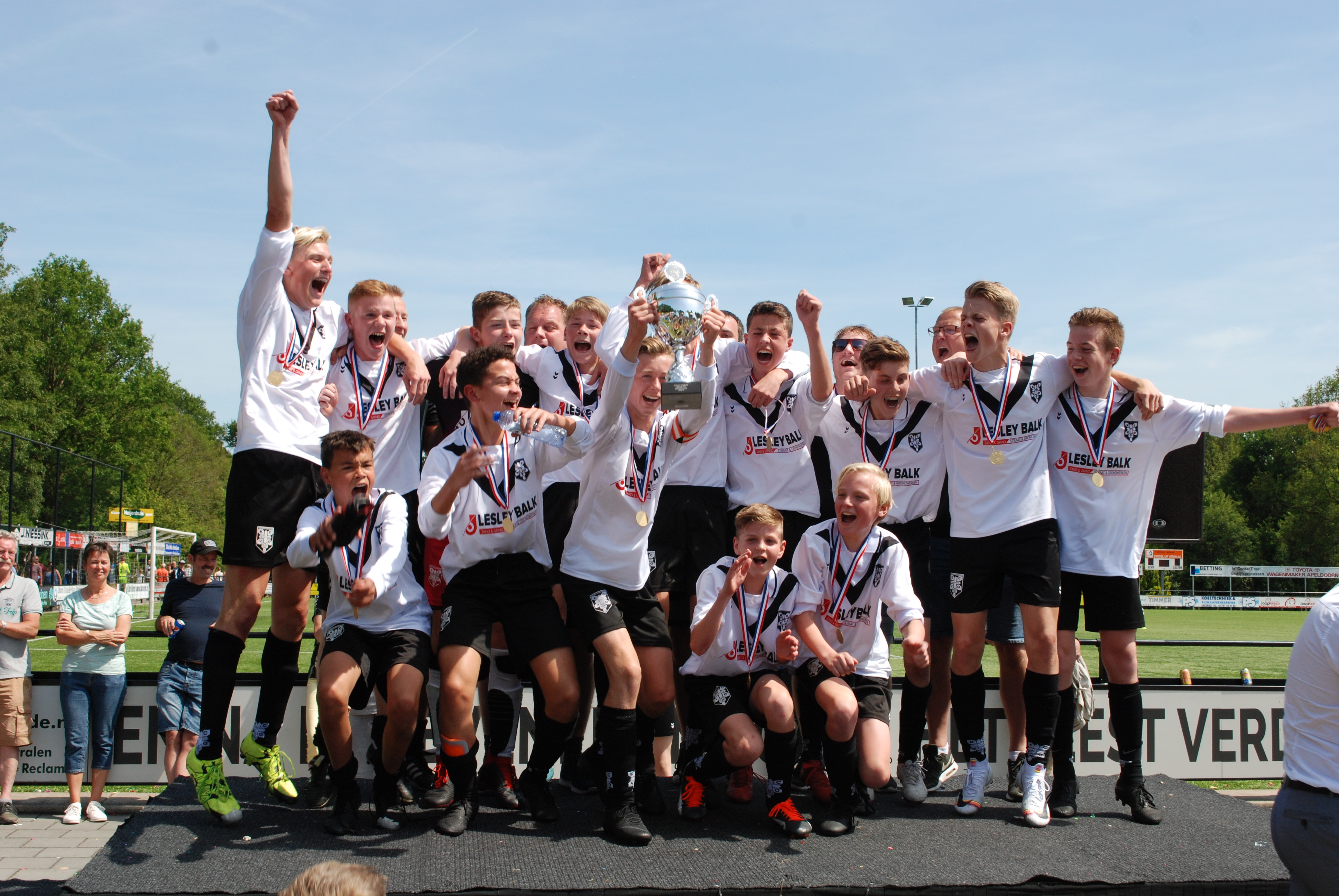 Verdiende beker voor KCVO JO15-1